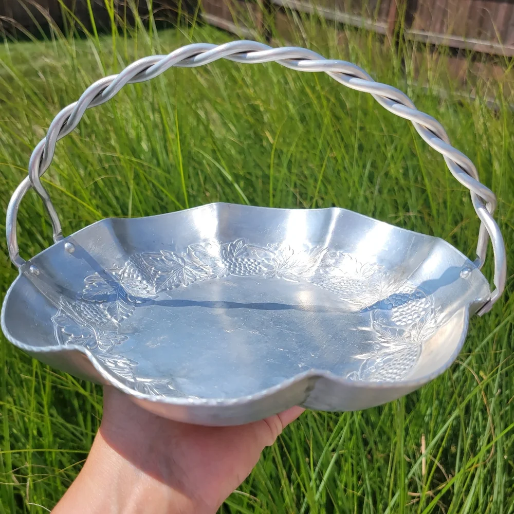 Everlast Forged Aluminum Basket with Handle ~ Grapes ~ Versatile Serveware